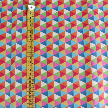 Tessuto in Raso di 100% Cotone: Stampa geometrica con triangoli multicolor