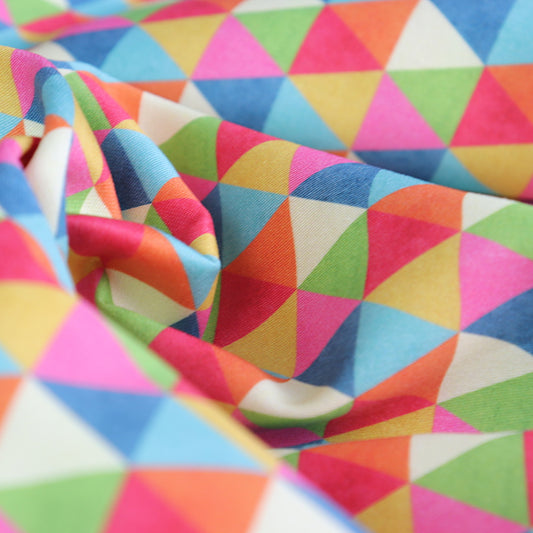 Tessuto in Raso di 100% Cotone: Stampa geometrica con triangoli multicolor