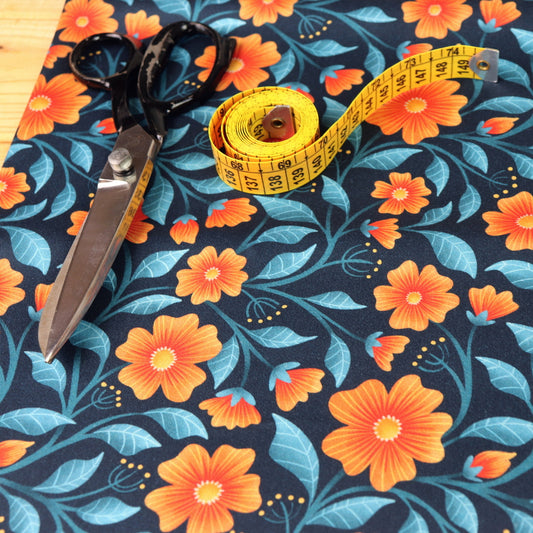 Tessuto in Raso di 100% Cotone: Vintage Botanica - Fiori Arancioni su sfondo Scuro