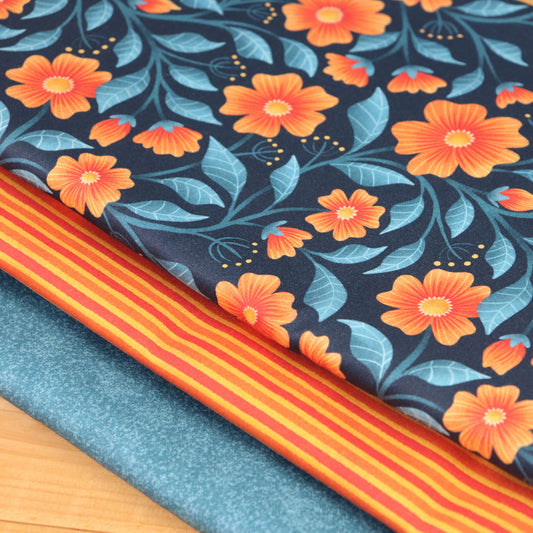 Set di 3 Tessuti Coordinati in Raso 100% Cotone: Vintage Botanica, Fiori arancio su sfondo blu scuro