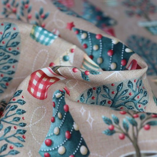 Set di Tessuti Coordinati in Raso di Cotone: Alberi di Natale su sfondo Color Corda