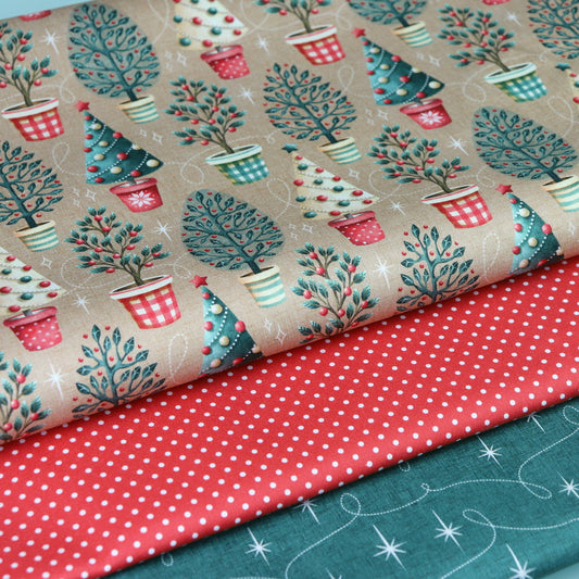 Set di Tessuti Coordinati in Raso di Cotone: Alberi di Natale su sfondo Color Corda